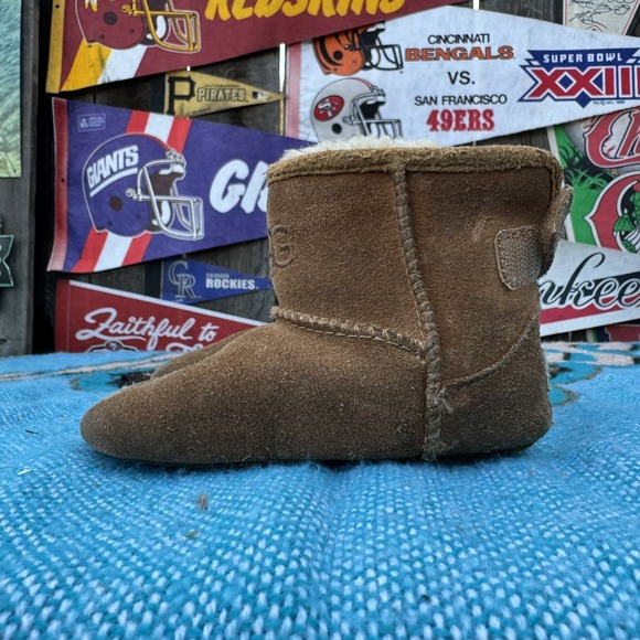 Size 4/5 - UGG KIDS WINTER BOOTS S/N 10071001 - Picture 1 of 6
